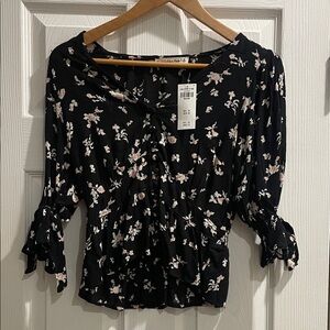 New, Junior Women’s Abercrombie Ruffle Crop Blouse Size M
